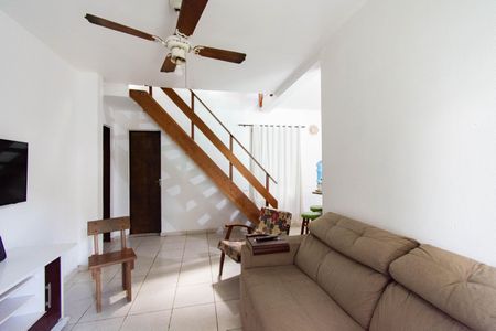 Casa à venda com 176m², 4 quartos e 2 vagas Casa à venda com 176m², 4 quartos e 2 vagasSala