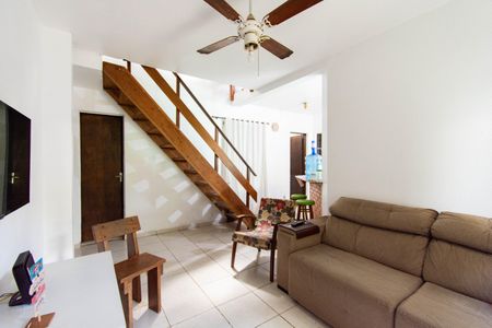 Casa à venda com 176m², 4 quartos e 2 vagas Casa à venda com 176m², 4 quartos e 2 vagasSala