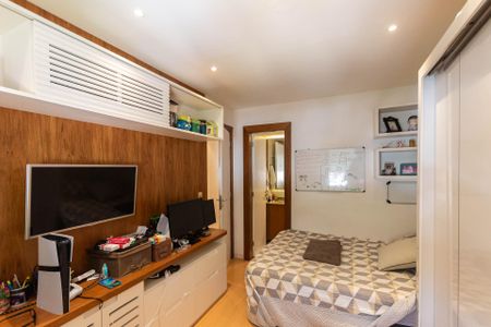 Apartamento à venda com 170m², 3 quartos e 2 vagasSuíte 2 (primeiro andar)