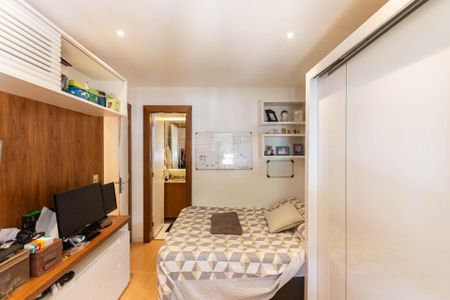 Apartamento à venda com 170m², 3 quartos e 2 vagasSuíte 2 (primeiro andar)