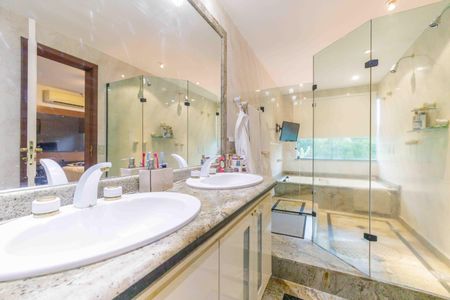 Casa de condomínio para alugar com 600m², 4 quartos e 4 vagasBanheiro da Suíte 1