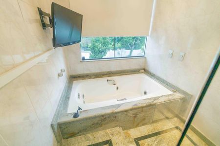 Casa de condomínio para alugar com 600m², 4 quartos e 4 vagasBanheiro da Suíte 1