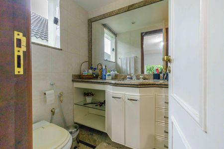 Casa de condomínio para alugar com 600m², 4 quartos e 4 vagasBanheiro da Suíte 2