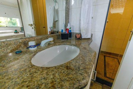 Casa de condomínio para alugar com 600m², 4 quartos e 4 vagasBanheiro da Suíte 2