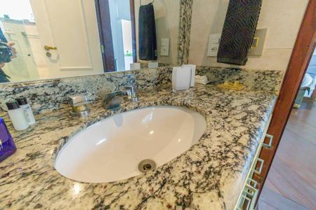 Casa de condomínio para alugar com 600m², 4 quartos e 4 vagasBanheiro da Suíte 4