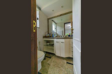 Casa de condomínio para alugar com 600m², 4 quartos e 4 vagasBanheiro da Suíte 2