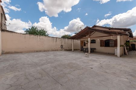 Casa à venda com 360m², 3 quartos e 2 vagasQuintal