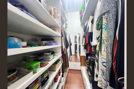 Apartamento à venda com 210m², 4 quartos e 3 vagasCloset