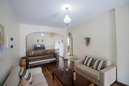 Casa à venda com 360m², 5 quartos e 4 vagasSala