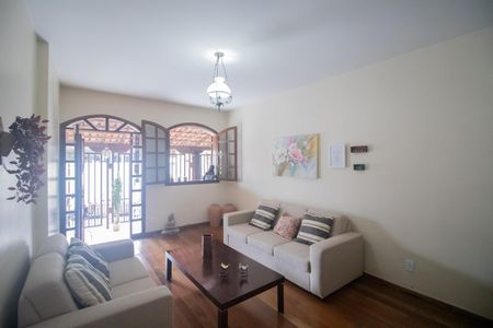 Casa à venda com 360m², 5 quartos e 4 vagasSala