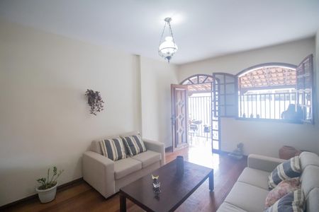 Casa à venda com 360m², 5 quartos e 4 vagasSala
