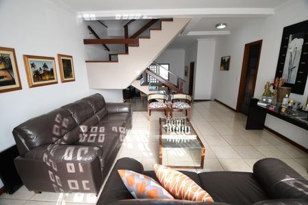 Casa de condomínio à venda com 300m², 3 quartos e 3 vagasSala