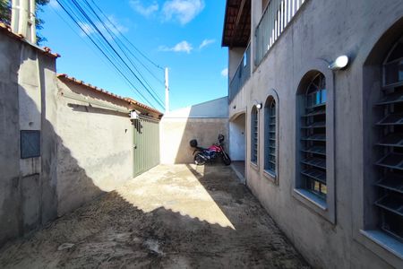 Casa à venda com 242m², 5 quartos e 5 vagas Casa à venda com 242m², 5 quartos e 5 vagasQuintal - Garagem