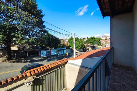 Casa à venda com 242m², 5 quartos e 5 vagas Casa à venda com 242m², 5 quartos e 5 vagasVaranda