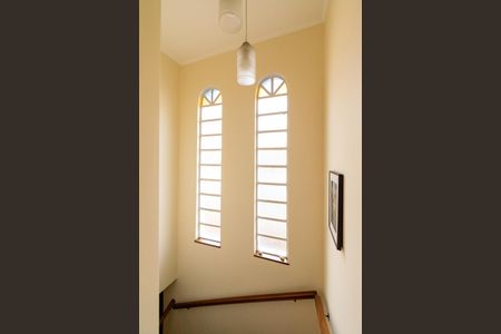 Casa à venda com 150m², 3 quartos e 2 vagas Casa à venda com 150m², 3 quartos e 2 vagasEscada