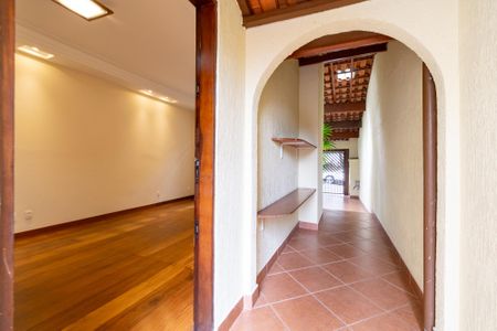 Casa à venda com 150m², 3 quartos e 2 vagas Casa à venda com 150m², 3 quartos e 2 vagasCorredor externo