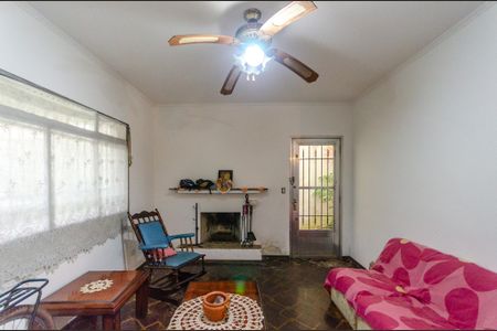 Casa à venda com 180m², 5 quartos e 3 vagas Casa à venda com 180m², 5 quartos e 3 vagasSala da lareira