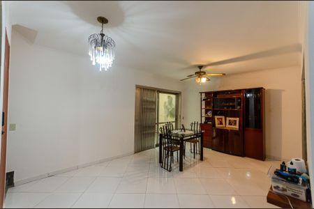 Casa à venda com 180m², 5 quartos e 3 vagas Casa à venda com 180m², 5 quartos e 3 vagasSala de Jantar