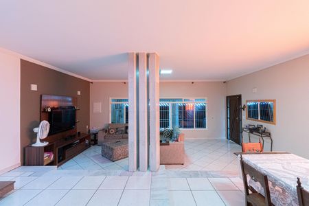 Casa à venda com 388m², 5 quartos e 4 vagas Casa à venda com 388m², 5 quartos e 4 vagasSala