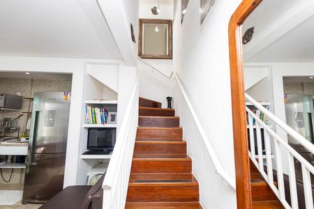 Apartamento à venda com 123m², 2 quartos e 3 vagasEscada