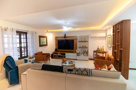 Casa à venda com 750m², 5 quartos e 4 vagas Casa à venda com 750m², 5 quartos e 4 vagasSala (Casa 1)