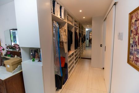 Casa à venda com 750m², 5 quartos e 4 vagas Casa à venda com 750m², 5 quartos e 4 vagasCloset da suíte (Casa 1)