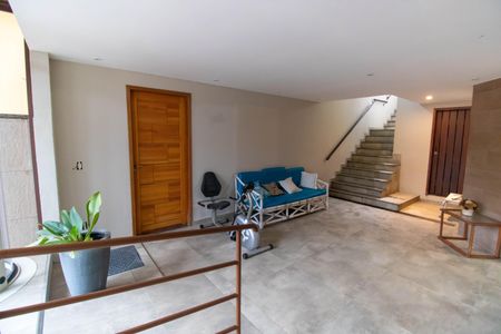 Casa à venda com 750m², 5 quartos e 4 vagas Casa à venda com 750m², 5 quartos e 4 vagasHall