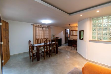 Casa à venda com 750m², 5 quartos e 4 vagas Casa à venda com 750m², 5 quartos e 4 vagasSala (Casa 2)