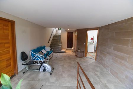 Casa à venda com 750m², 5 quartos e 4 vagas Casa à venda com 750m², 5 quartos e 4 vagasHall