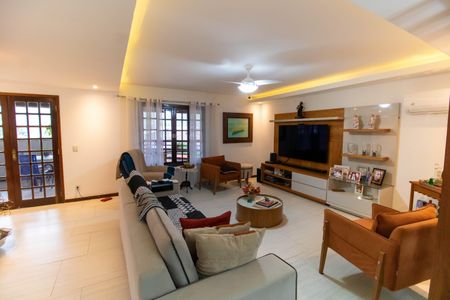 Casa à venda com 750m², 5 quartos e 4 vagas Casa à venda com 750m², 5 quartos e 4 vagasSala (Casa 1)