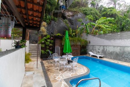 Casa à venda com 750m², 5 quartos e 4 vagas Casa à venda com 750m², 5 quartos e 4 vagasÁrea externa