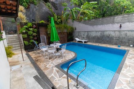 Casa à venda com 750m², 5 quartos e 4 vagas Casa à venda com 750m², 5 quartos e 4 vagasÁrea externa