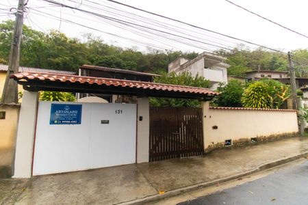Casa à venda com 750m², 5 quartos e 4 vagas Casa à venda com 750m², 5 quartos e 4 vagasFachada