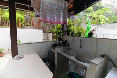 Casa à venda com 750m², 5 quartos e 4 vagas Casa à venda com 750m², 5 quartos e 4 vagasÁrea de Serviço (Casa 1)