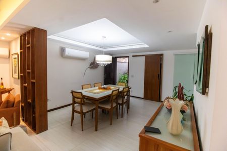 Casa à venda com 750m², 5 quartos e 4 vagas Casa à venda com 750m², 5 quartos e 4 vagasSala (Casa 1)