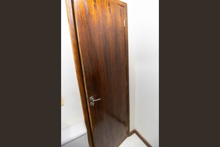 Casa à venda com 750m², 5 quartos e 4 vagas Casa à venda com 750m², 5 quartos e 4 vagasLavabo (Casa 2)