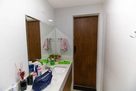 Casa à venda com 750m², 5 quartos e 4 vagas Casa à venda com 750m², 5 quartos e 4 vagasBanheiro Social (Casa 1)