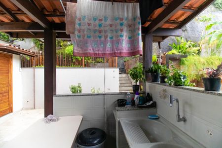 Casa à venda com 750m², 5 quartos e 4 vagas Casa à venda com 750m², 5 quartos e 4 vagasÁrea de Serviço (Casa 1)