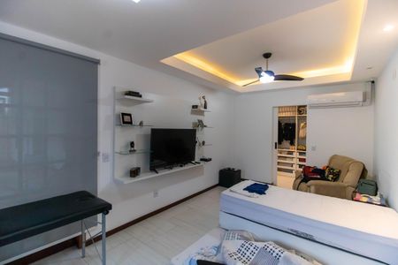 Casa à venda com 750m², 5 quartos e 4 vagas Casa à venda com 750m², 5 quartos e 4 vagasSuíte (Casa 1)