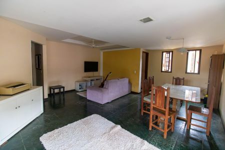 Casa para alugar com 750m², 3 quartos e 2 vagas Casa para alugar com 750m², 3 quartos e 2 vagasSala