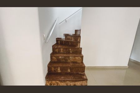 Casa para alugar com 164m², 4 quartos e 3 vagas Casa para alugar com 164m², 4 quartos e 3 vagasEscada