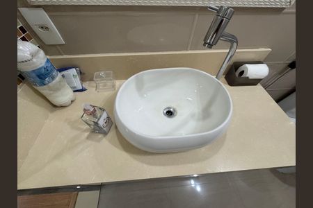 Casa de condomínio à venda com 170m², 4 quartos e 1 vagaSuíte 3 - Banheiro