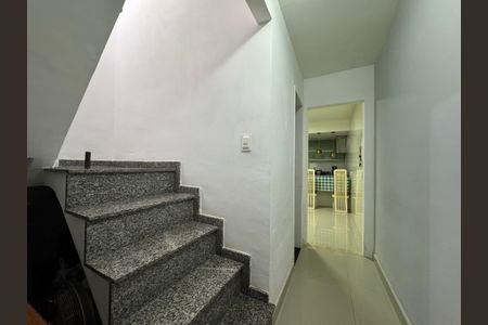 Casa de condomínio à venda com 170m², 4 quartos e 1 vagaEscada