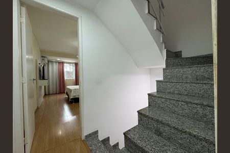 Casa de condomínio à venda com 170m², 4 quartos e 1 vagaEscada