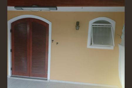 Casa à venda com 159m², 3 quartos e 2 vagas Casa à venda com 159m², 3 quartos e 2 vagasÁrea Externa