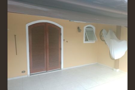 Casa à venda com 159m², 3 quartos e 2 vagas Casa à venda com 159m², 3 quartos e 2 vagasÁrea Externa