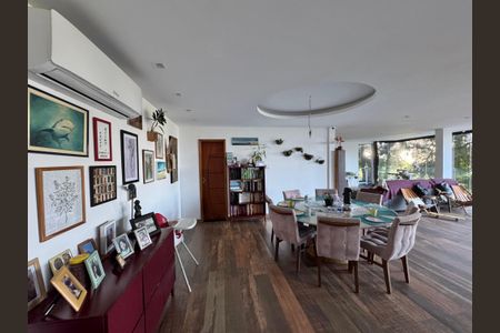 Casa de condomínio à venda com 554m², 5 quartos e 3 vagasSala