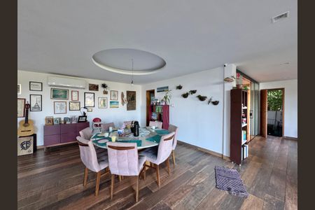 Casa de condomínio à venda com 554m², 5 quartos e 3 vagasSala