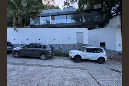 Casa de condomínio à venda com 554m², 5 quartos e 3 vagasPlaquinha Quinto Andar e Fachada