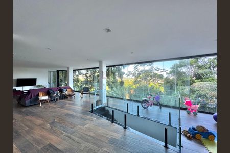 Casa de condomínio à venda com 554m², 5 quartos e 3 vagasSala